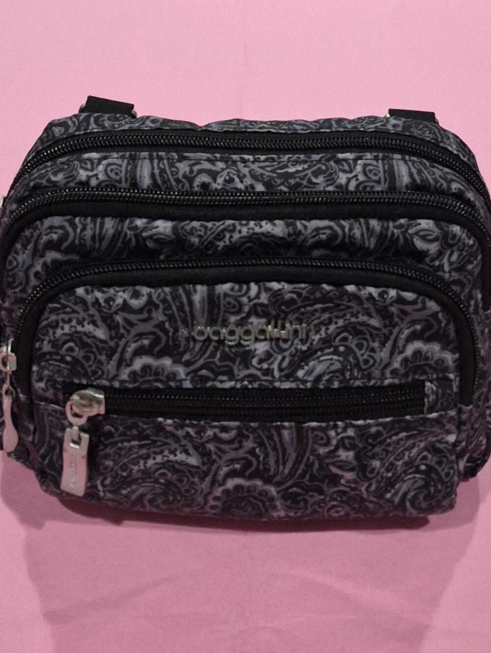 Baggallini Black/Grey Floral Print crossbody/shoulder bag (8"L x 5.5"H x 1.5"D)